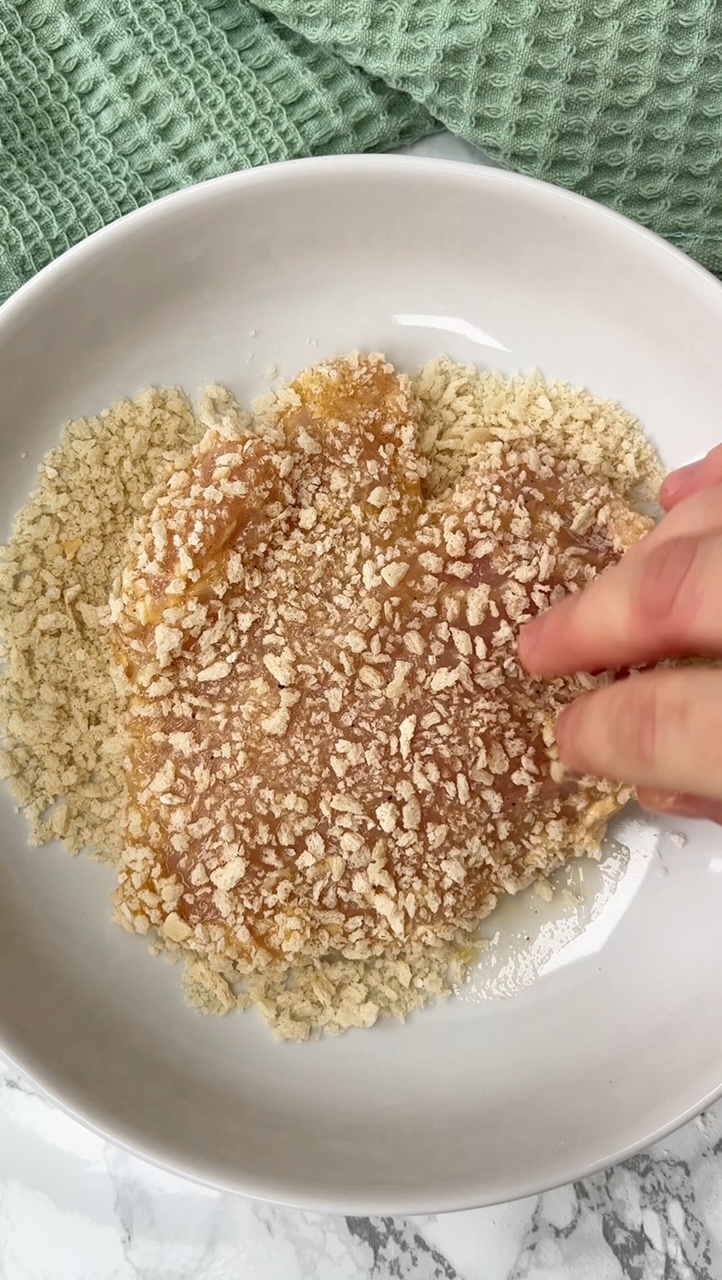 breading the chicken breast