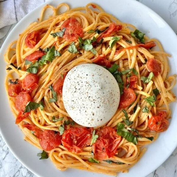 spaghetti burrata with tomatoes.