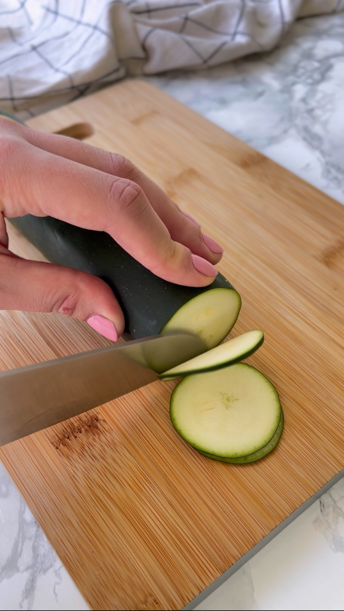 woman slicing courgettes