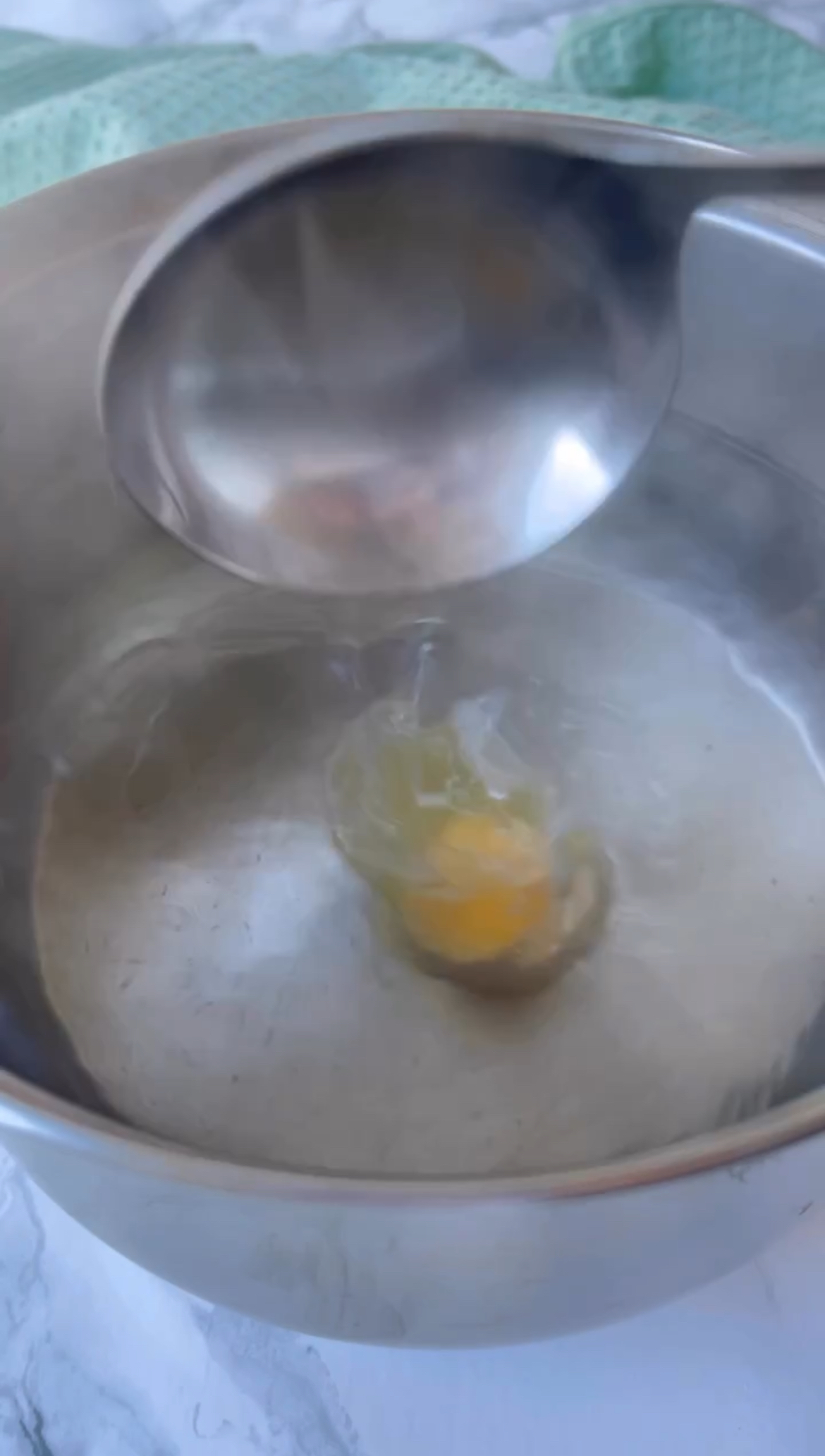 POACHING AN EGG FOR TURKISH EGGS