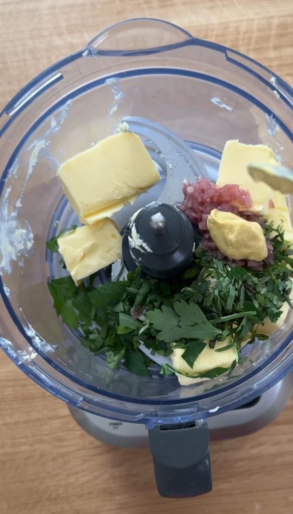 Making bearnaise butter in the blender