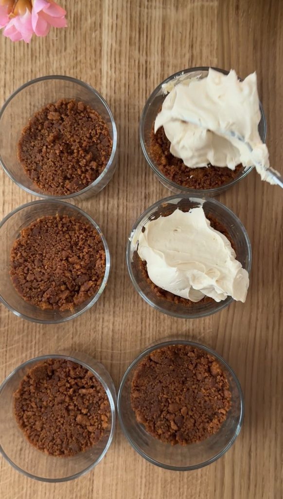 6 cheesecake bases with biscoff topping spooned on top