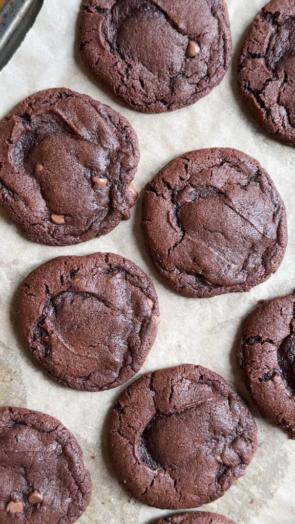 tiramisu cookies before icing on top