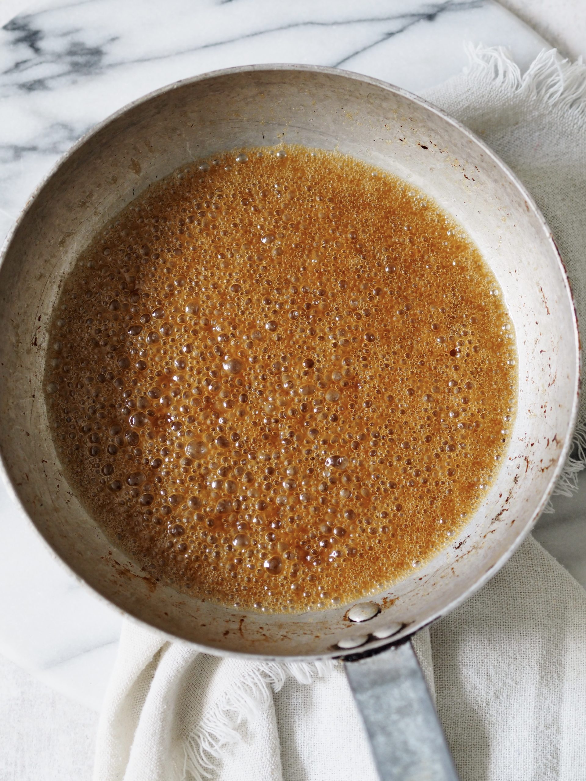 caramel at the bottom of the pan to bake upside down banana cake