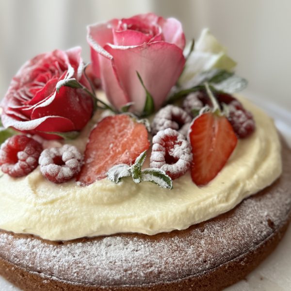 Gâteau au yaourt on white stand