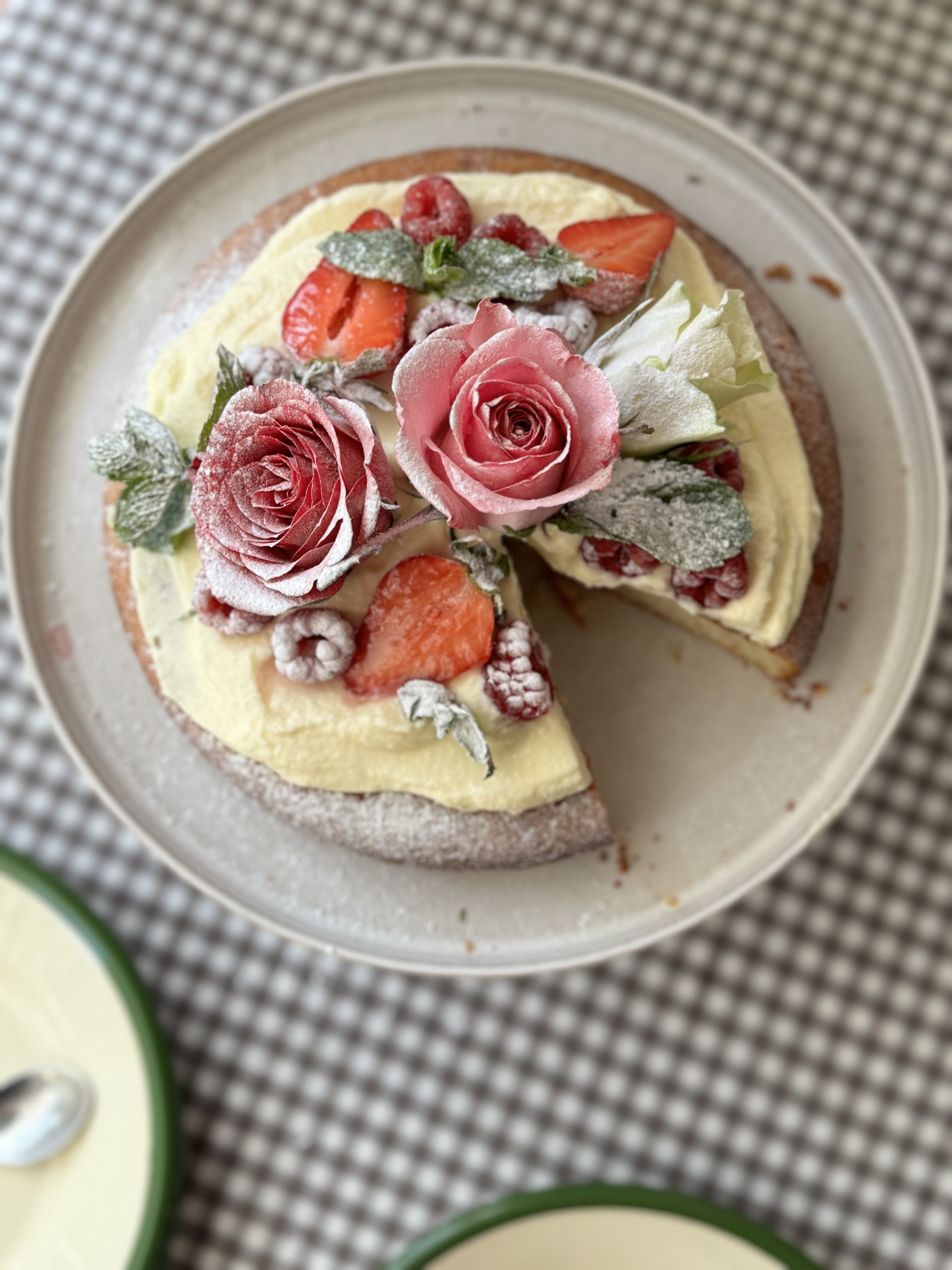 Gâteau au yaourt on white stand