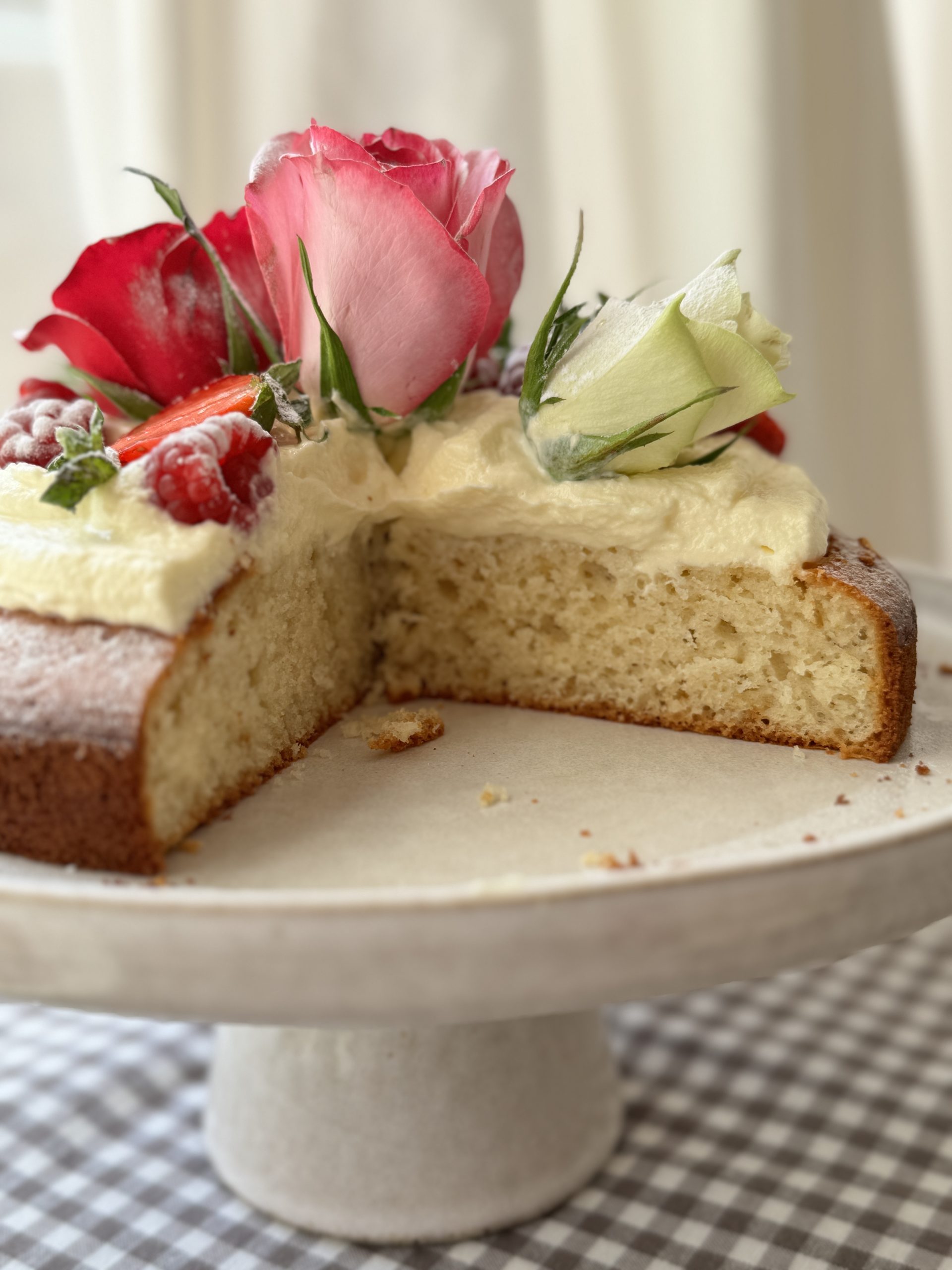 Gâteau au yaourt on cake stand