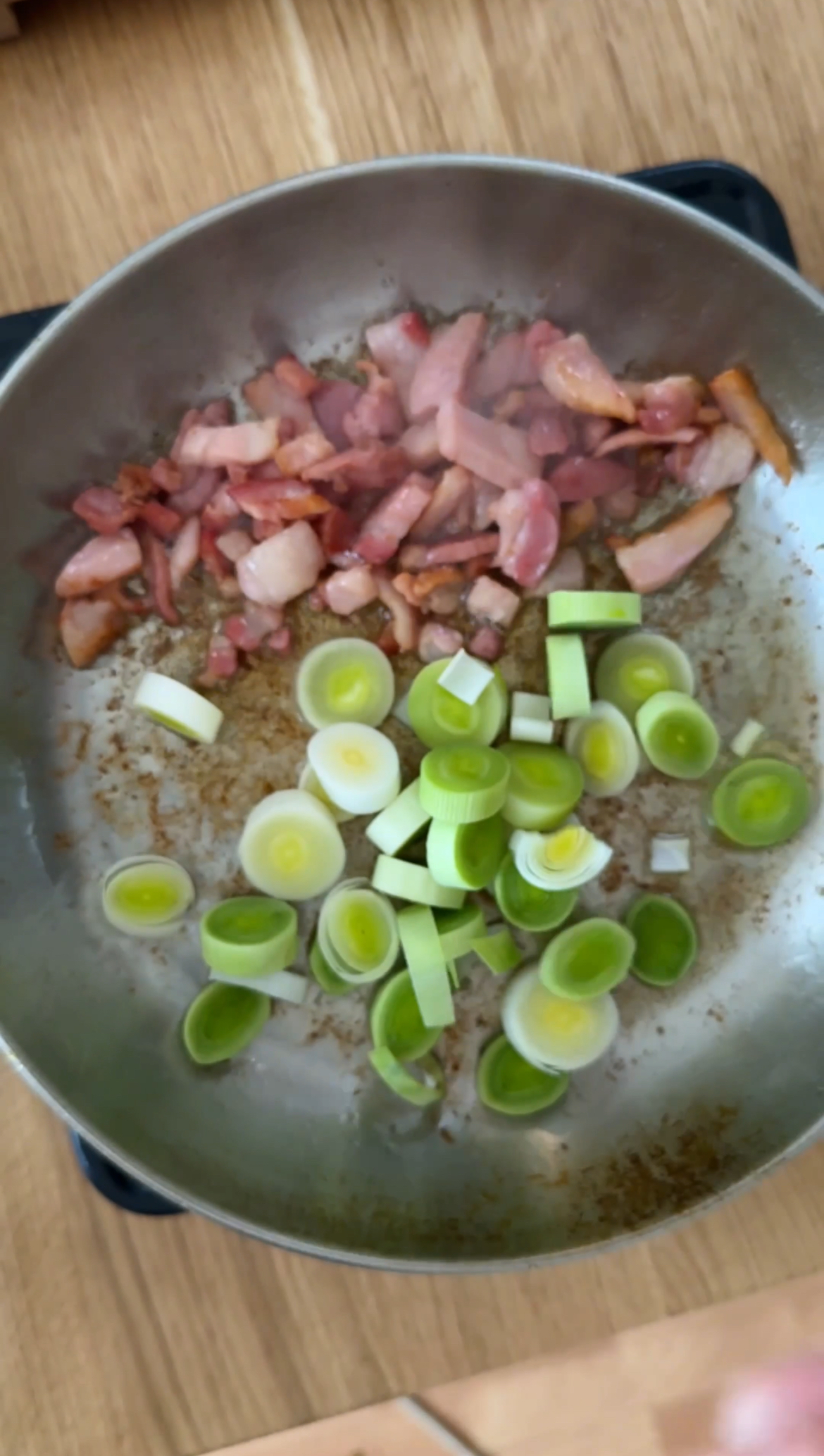 FRYING LEEKS FOR PASTA IN GREEN SAUCE