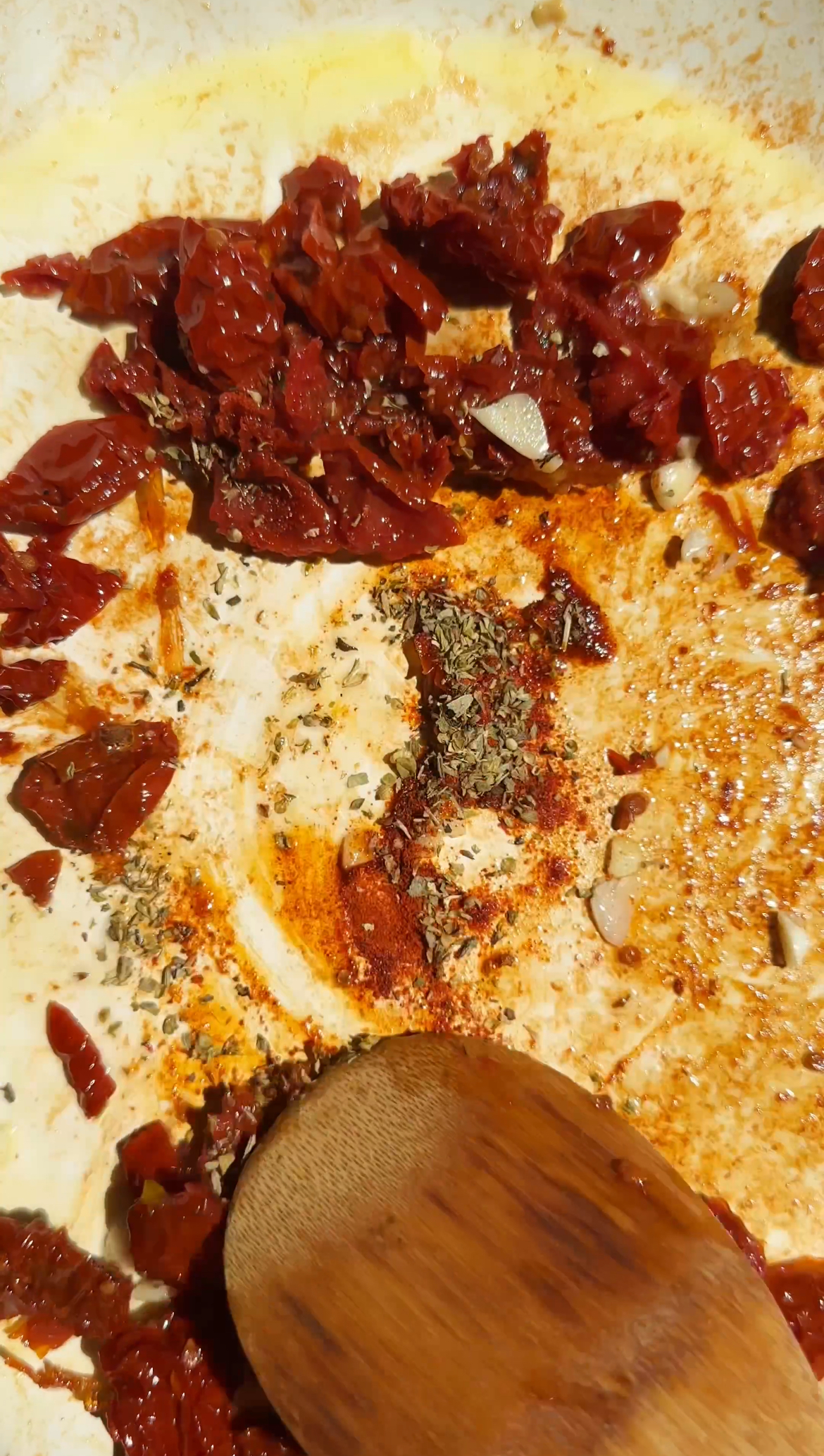 FRYING PAPRIKA, SUN DRIED TOMATOES, OREGANO AND GARLIC