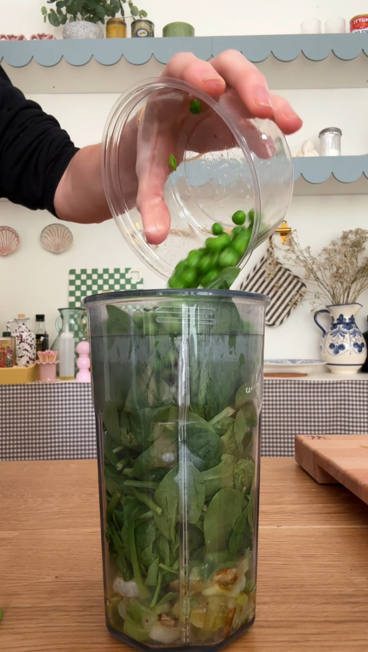 BLENDING GREEN SAUCE FOR PASTA