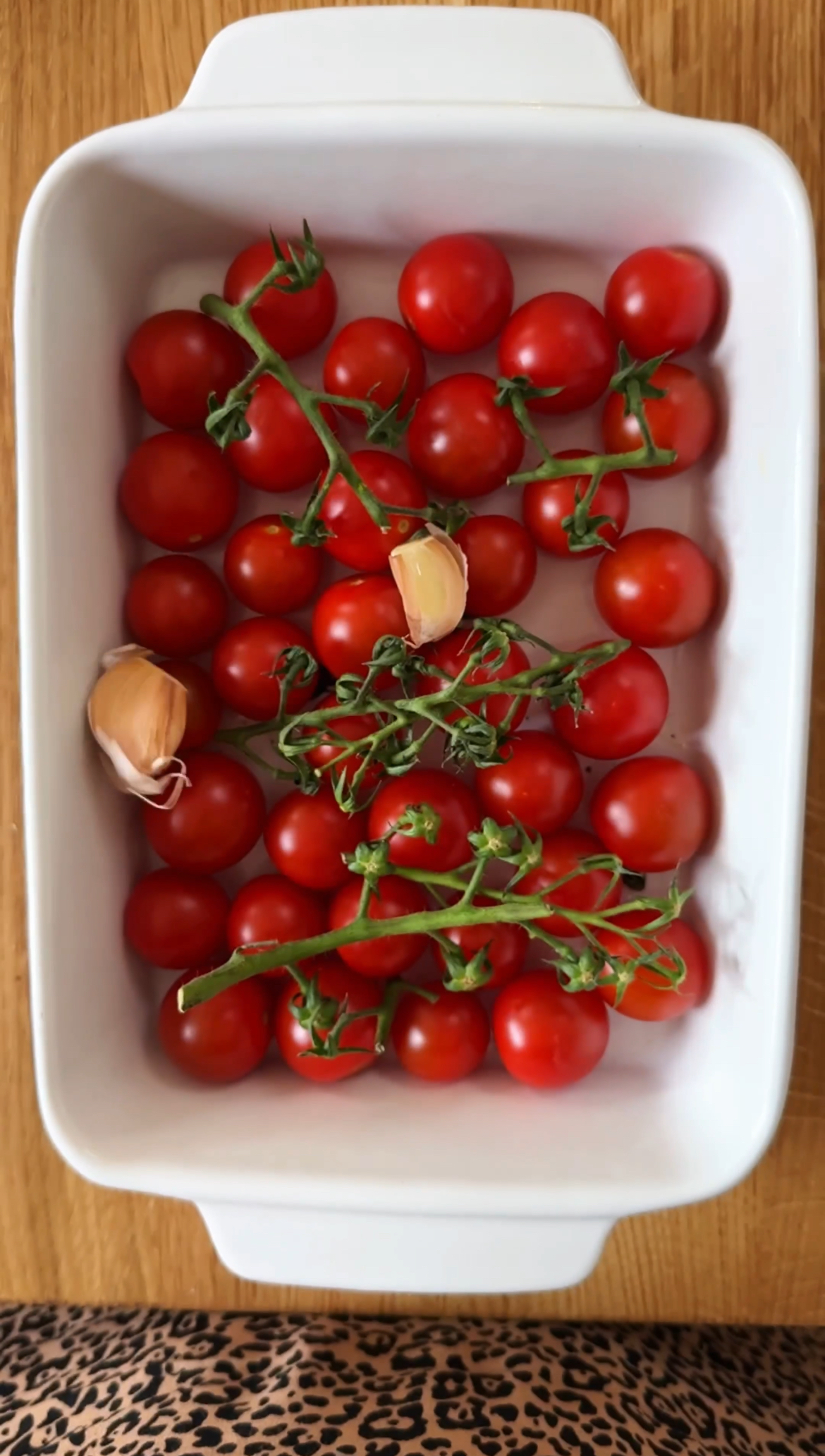 roasting tomatoes and garlic