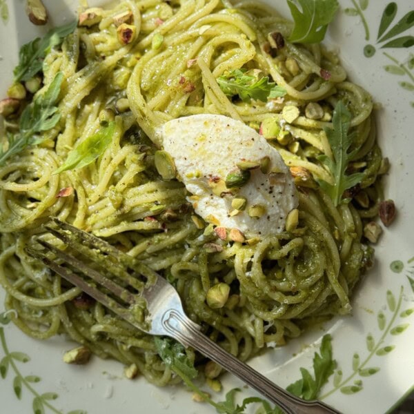 pasta al pesto pistacchio on a plate