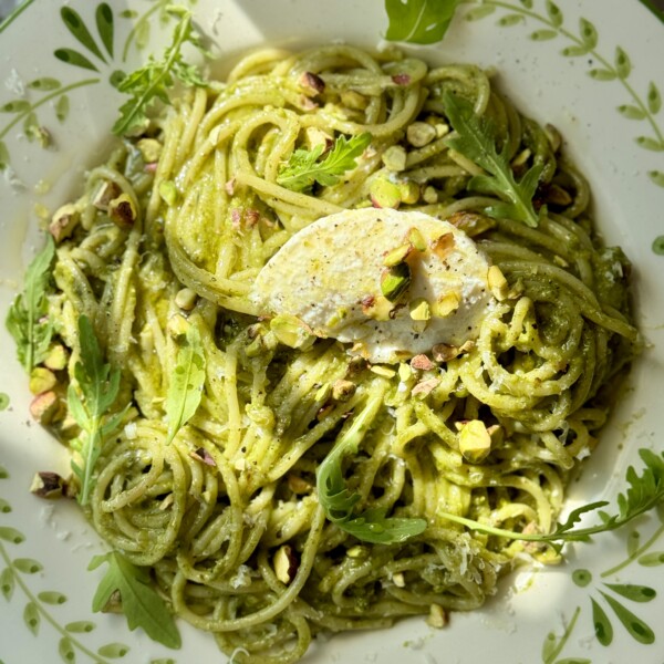 pasta al pesto pistacchio on a plate