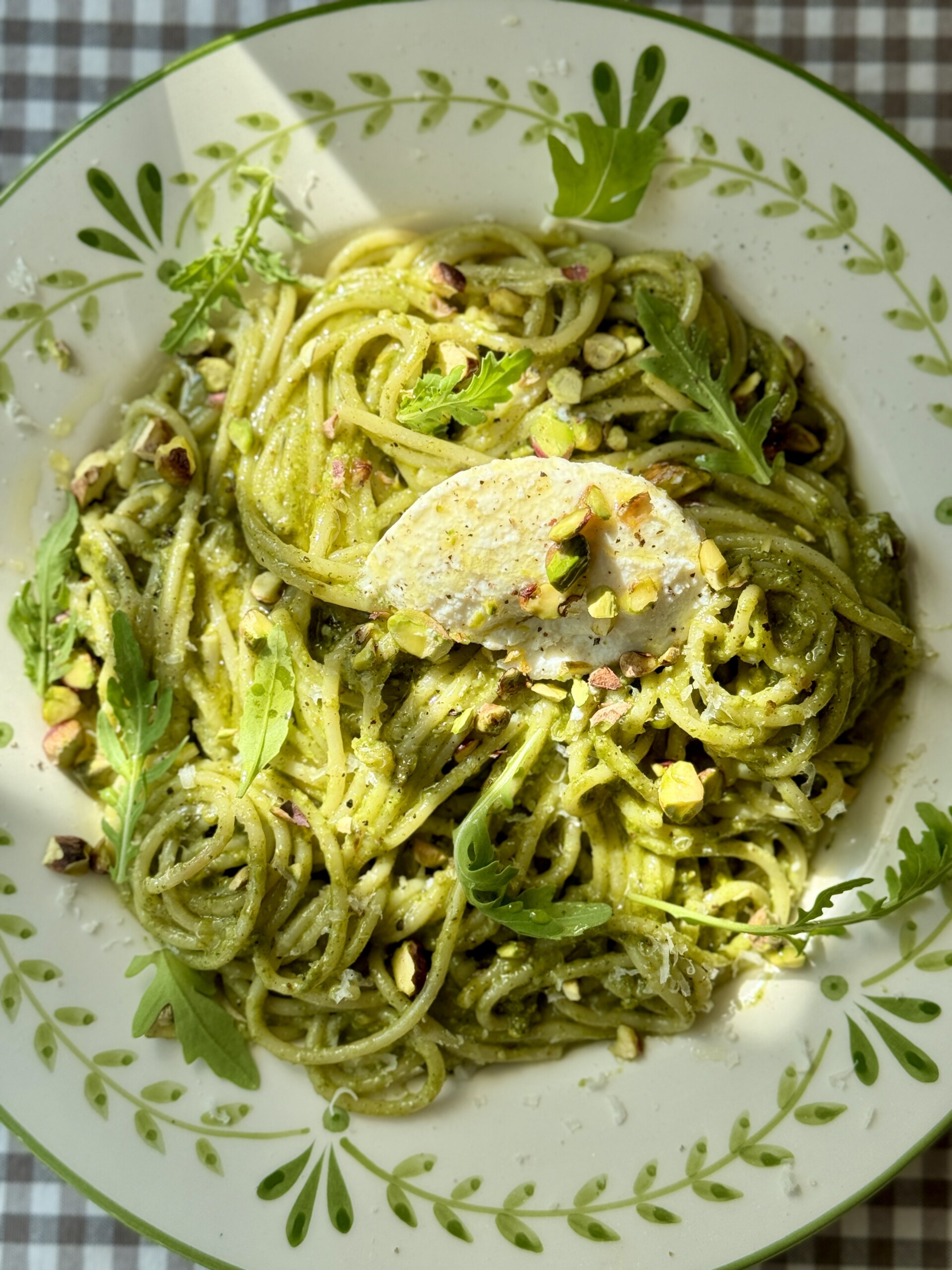 pasta al pesto pistacchio on a plate