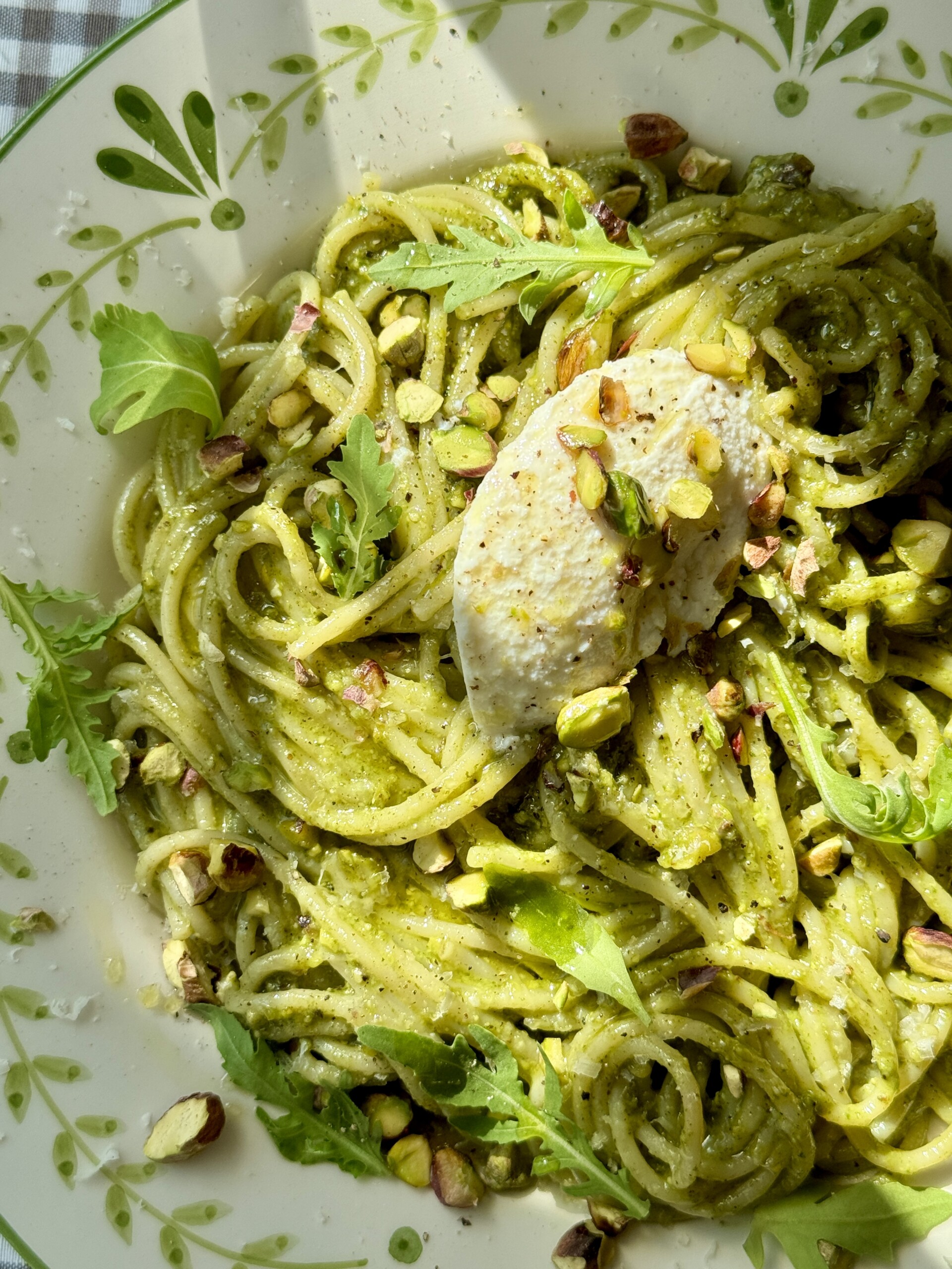 pasta al pesto pistacchio on a plate