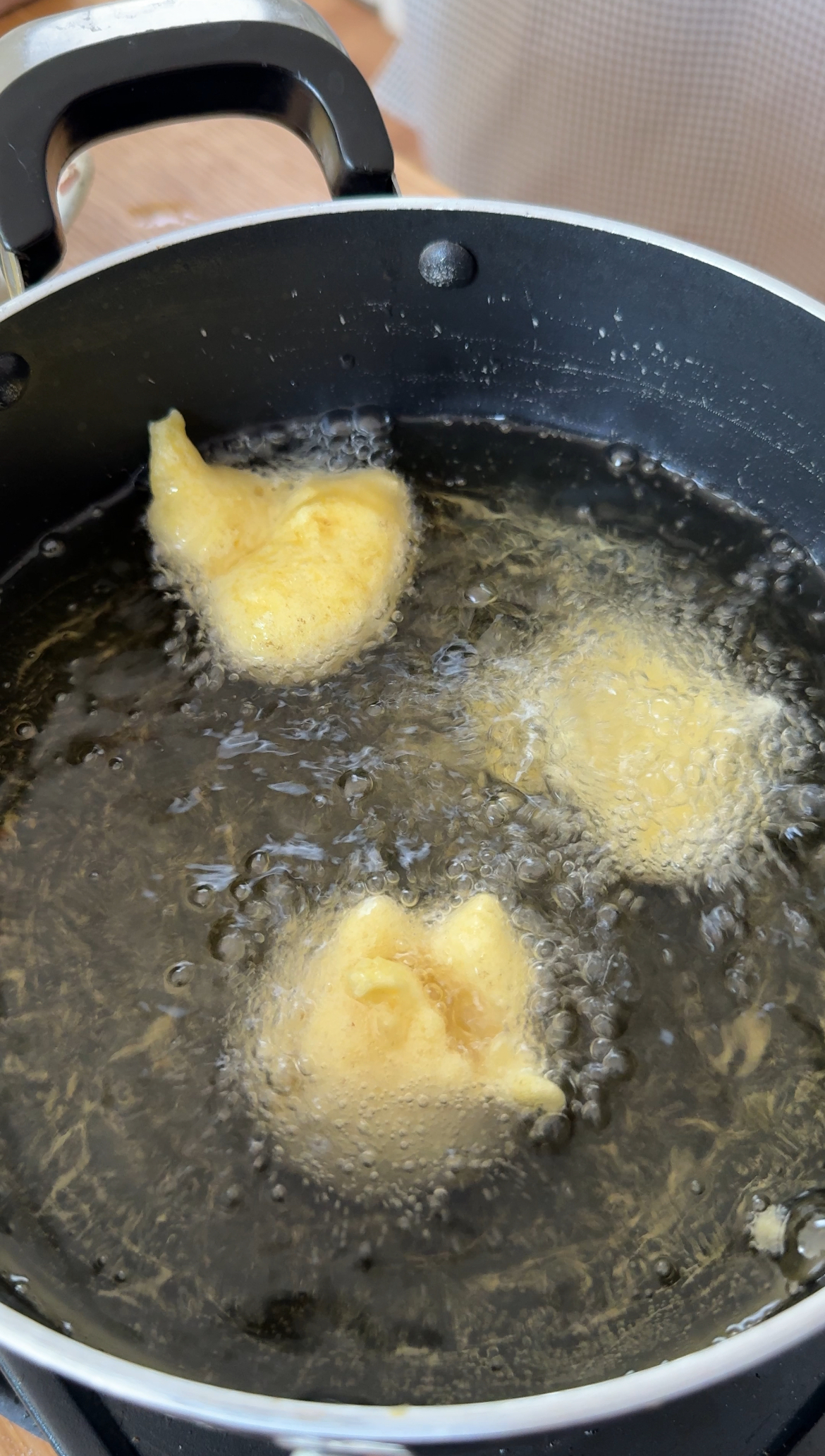 frying sfingi doughnuts