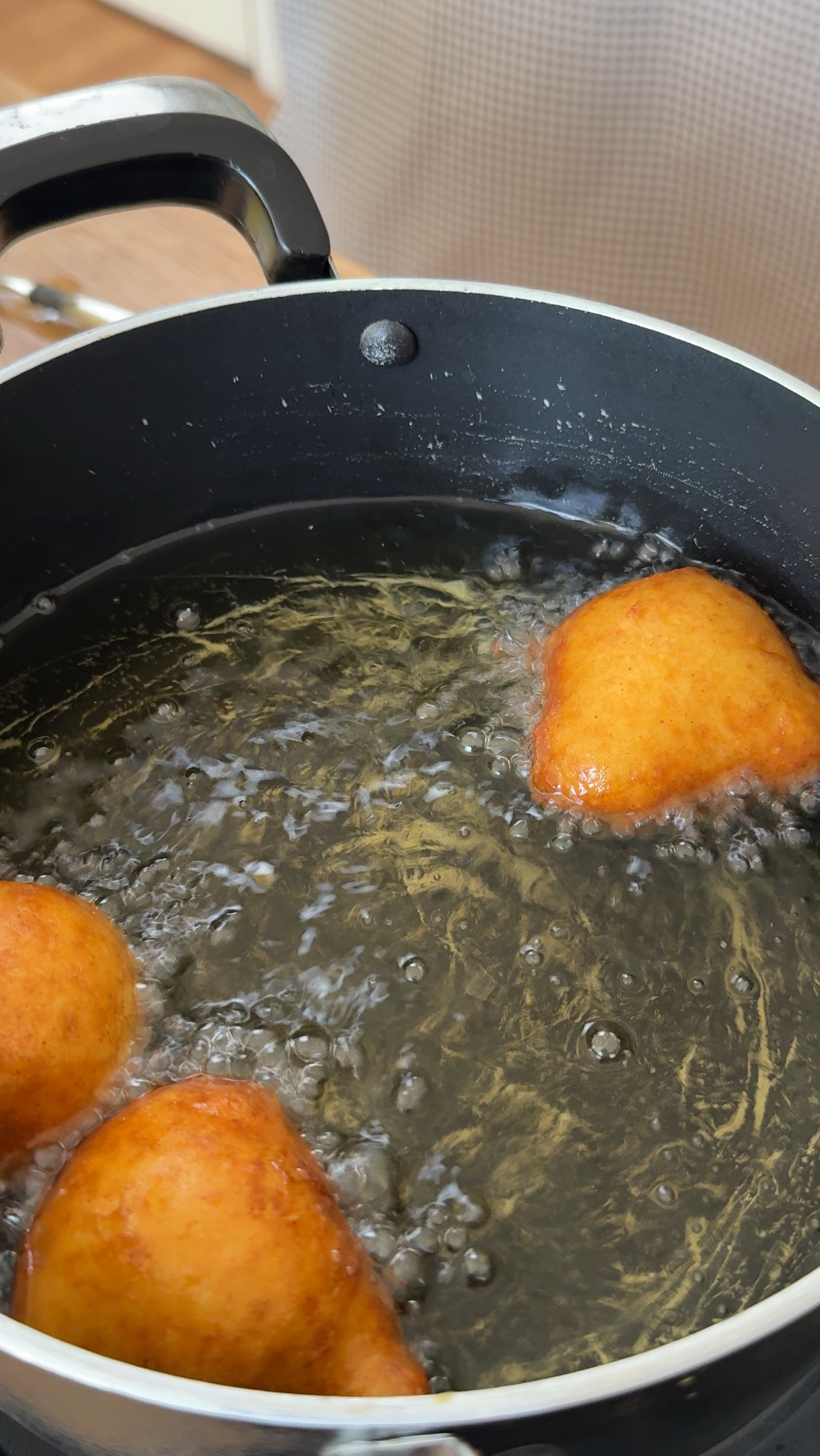 frying sfingi doughnuts