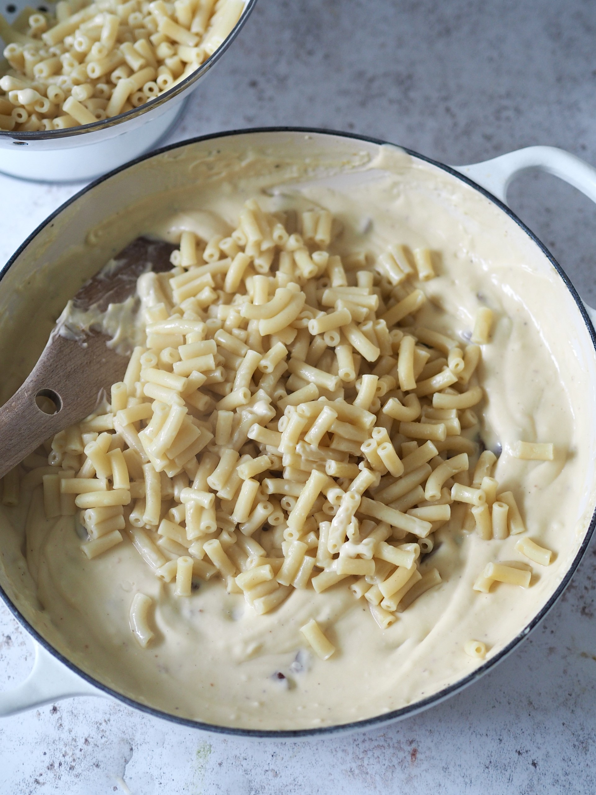 Mixing sauce with boiled macaroni