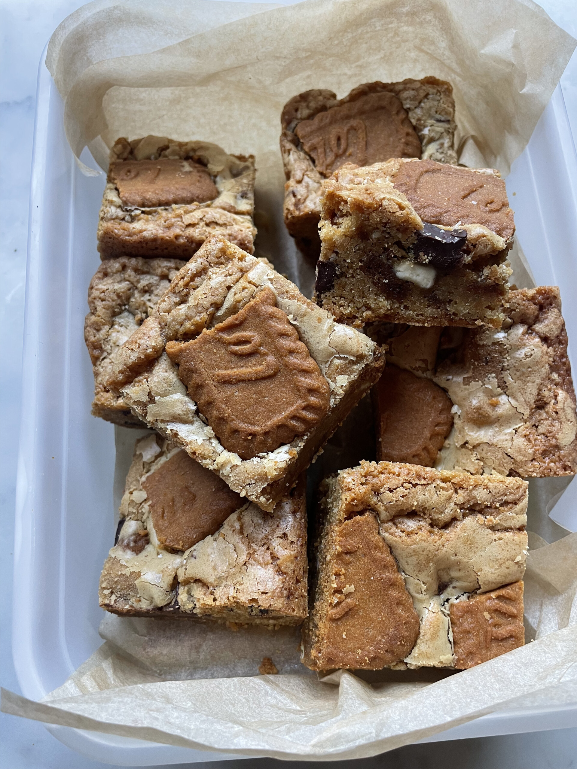 biscoff blondies in container