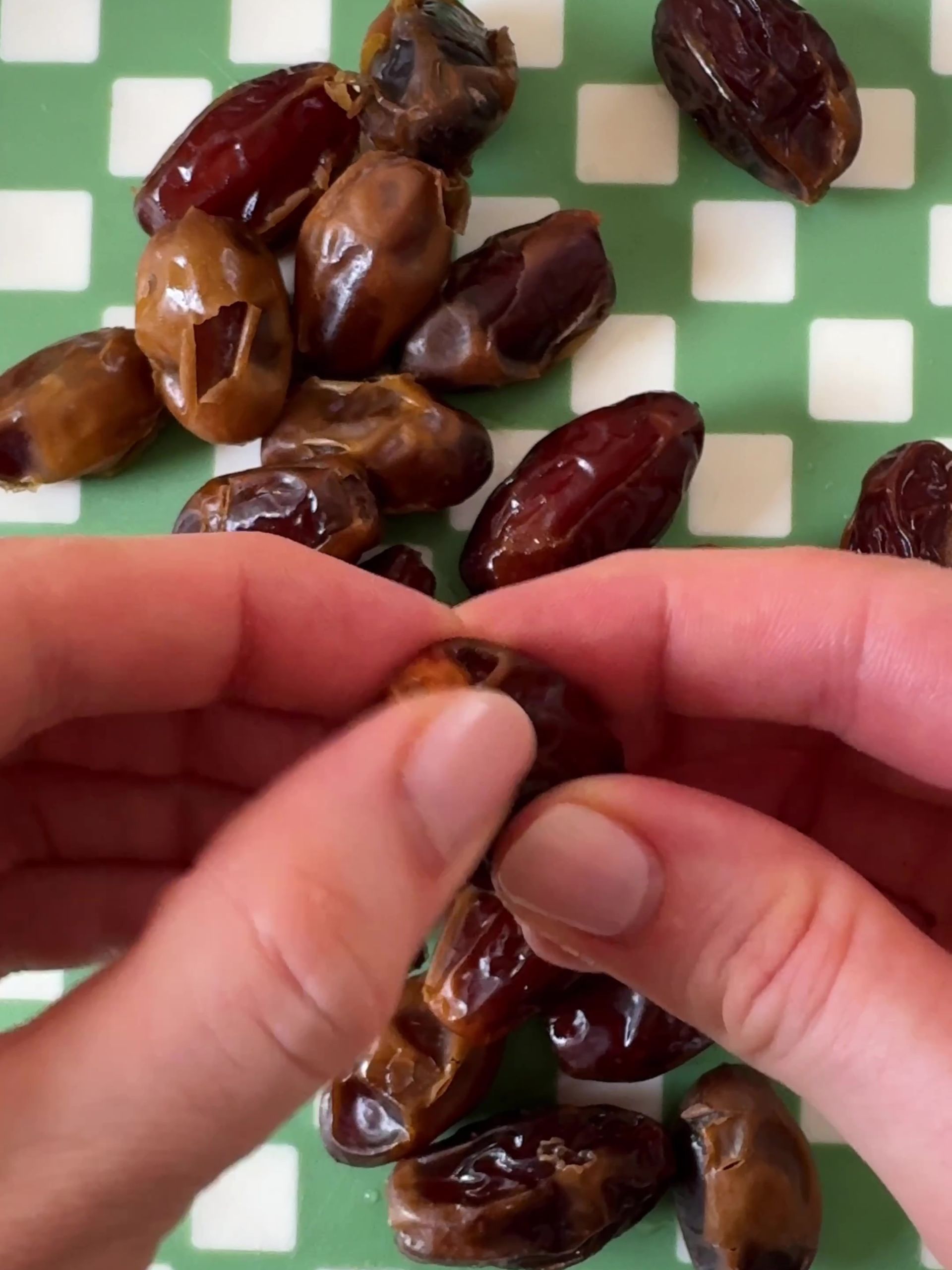 Preparing dates for Date caramel