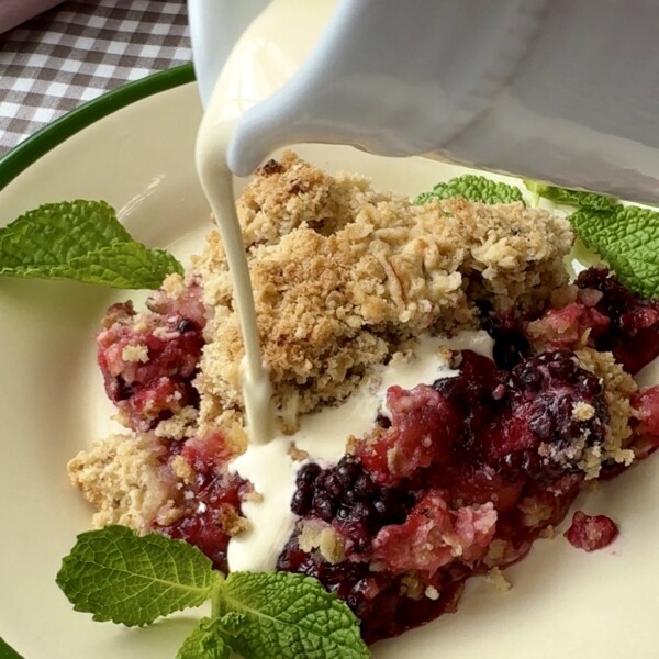 apple and blackberry crumble