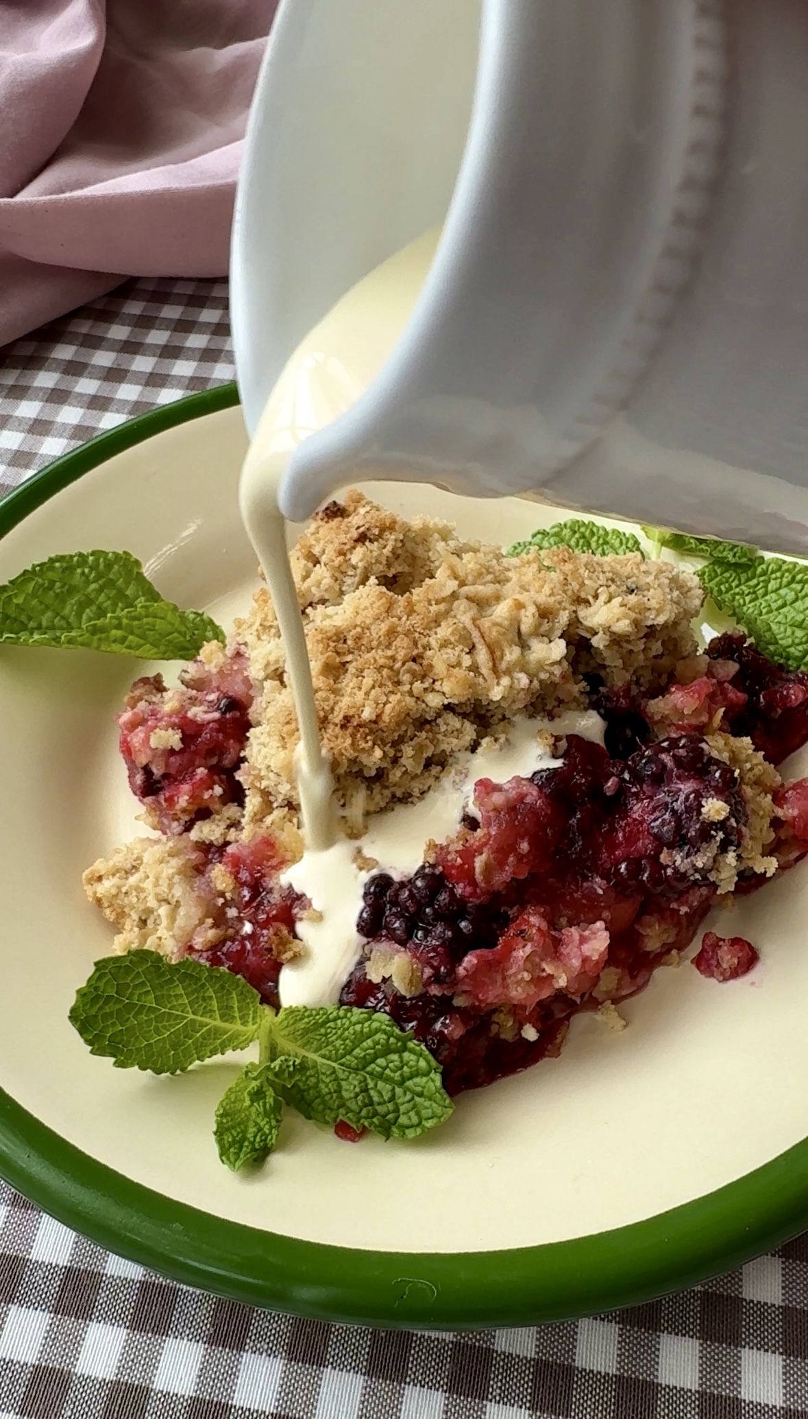 apple and blackberry crumble 