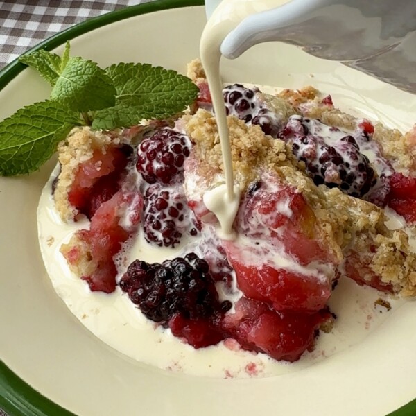 apple and blackberry crumble