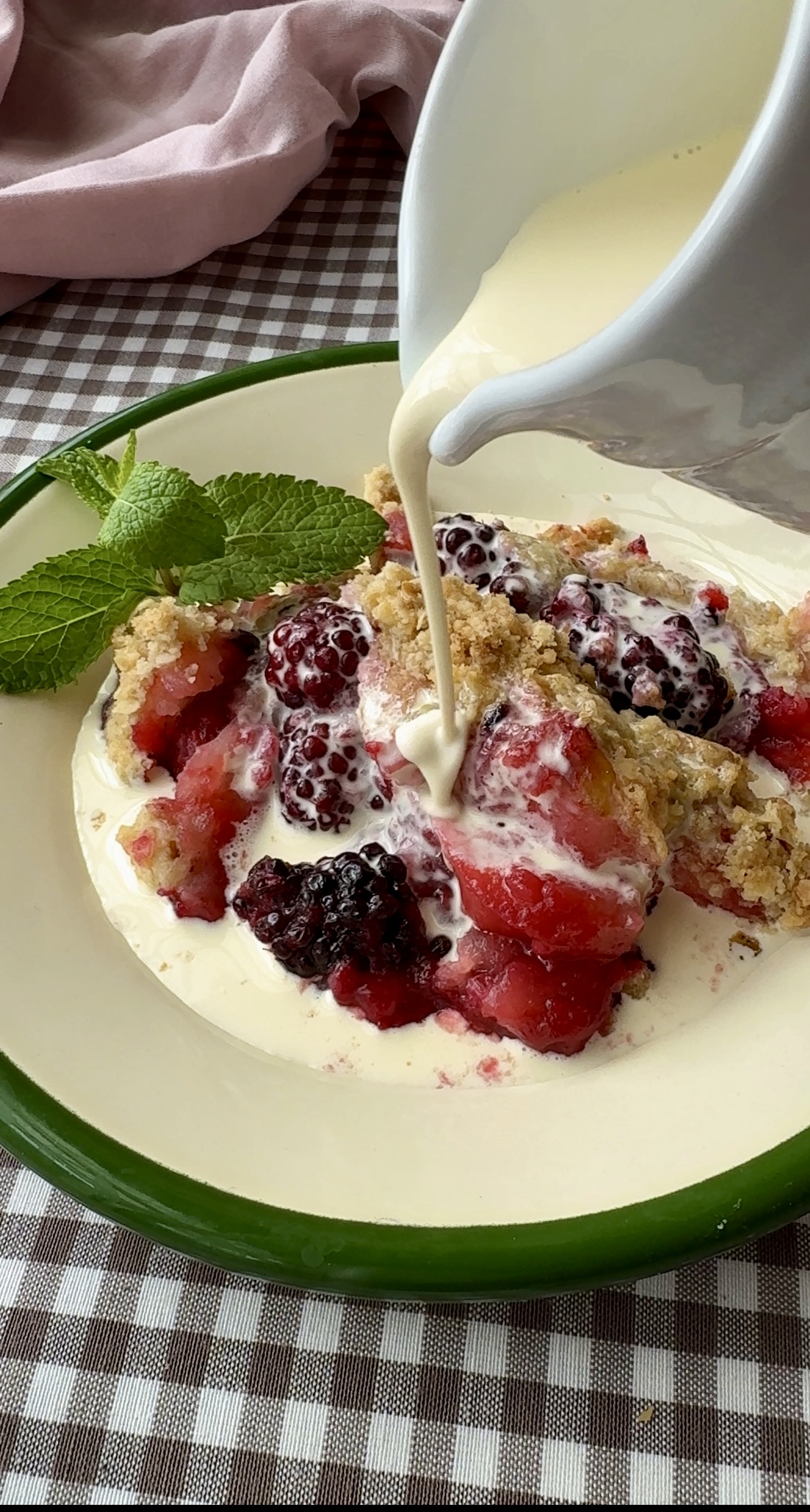 apple and blackberry crumble