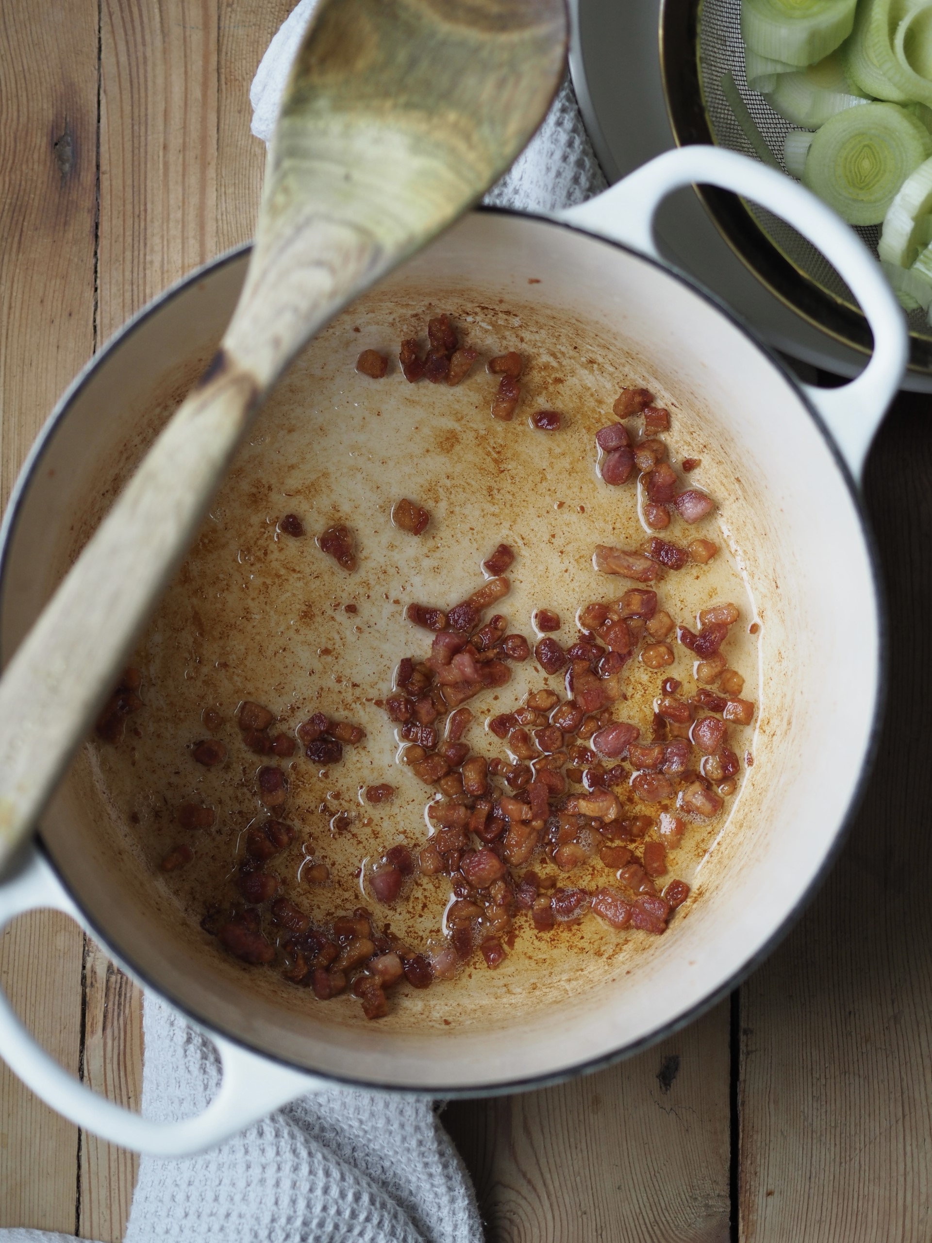 Frying bacon in pot