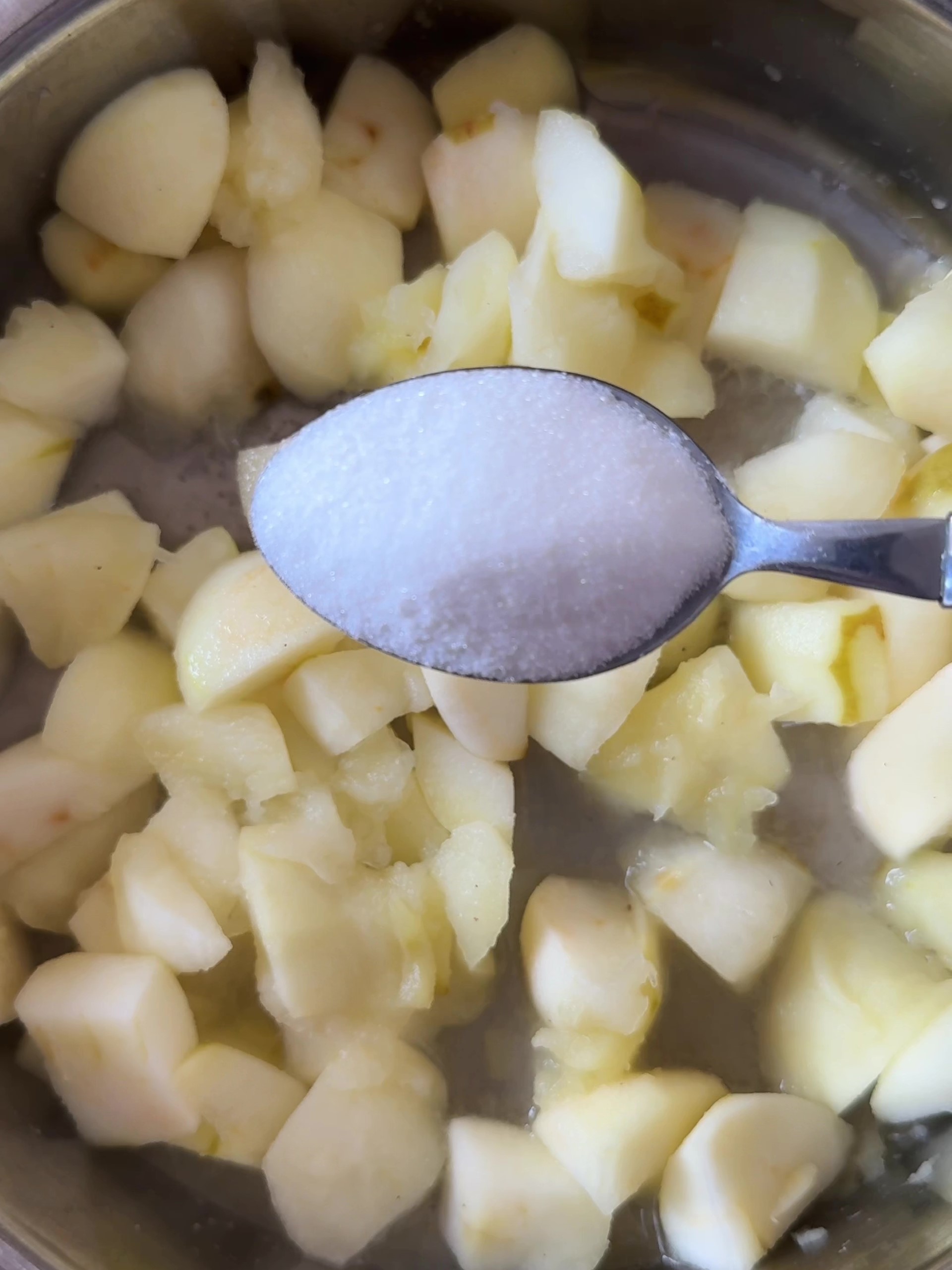 Adding sugar and cooking apples