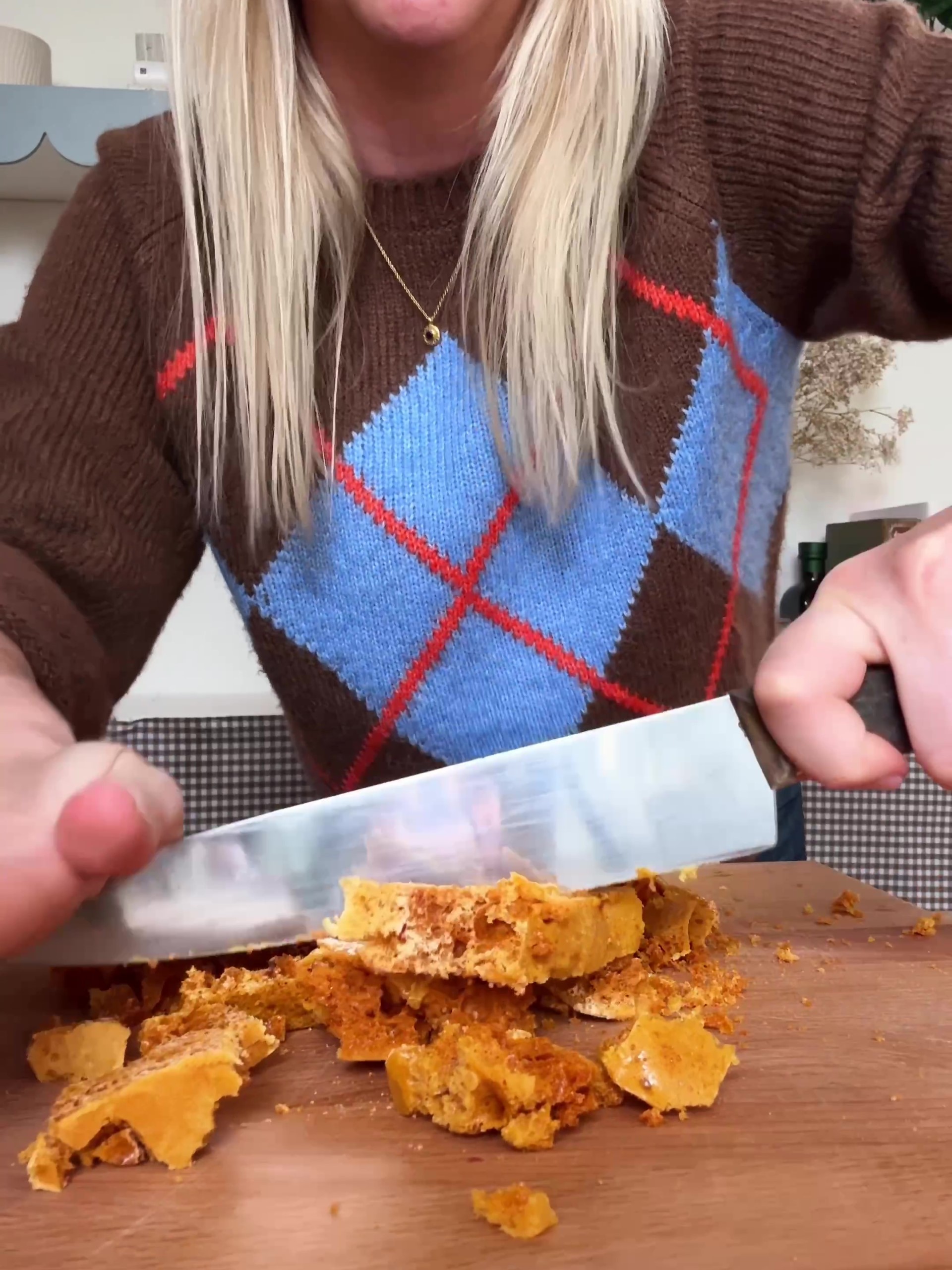 Chopping honeycomb in small pieces