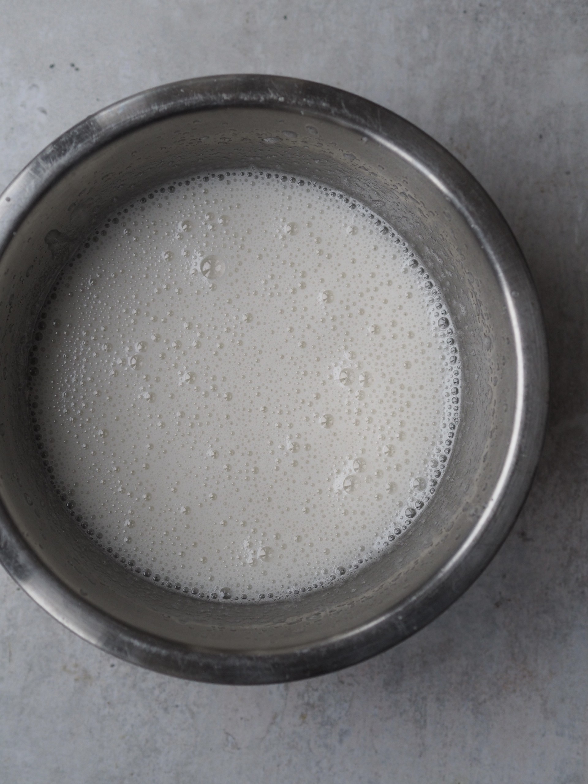 Adding egg whites to the gelatine mixture