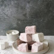 Marshmallows in a plate.
