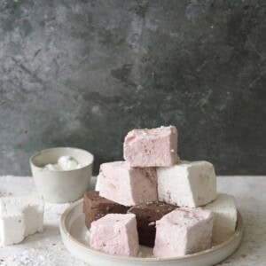 Marshmallows in a plate.