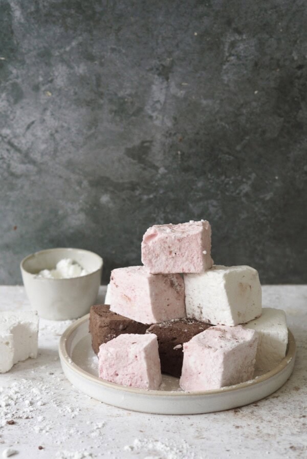 Marshmallows in a plate.