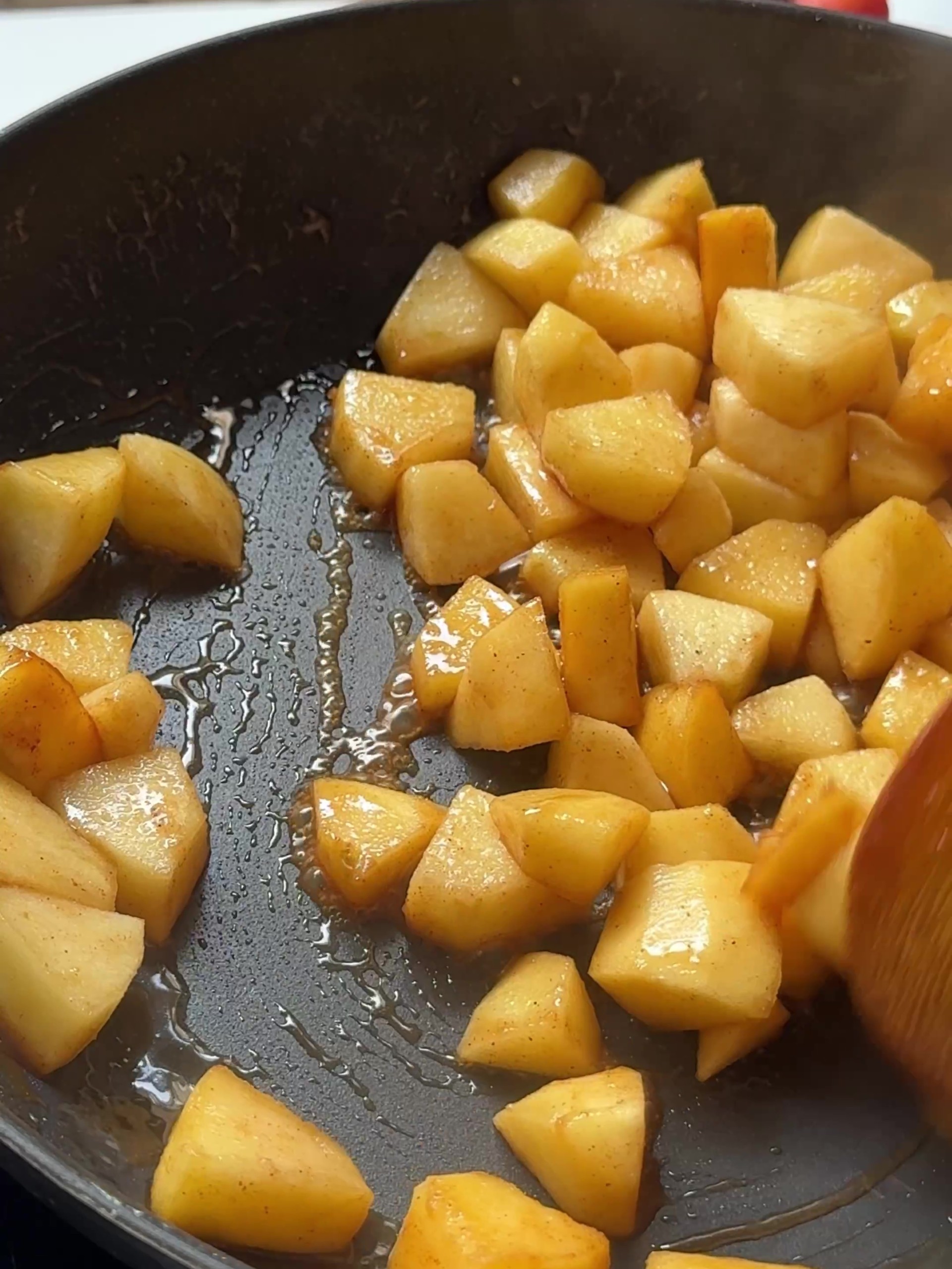 Cooking apples in a pan