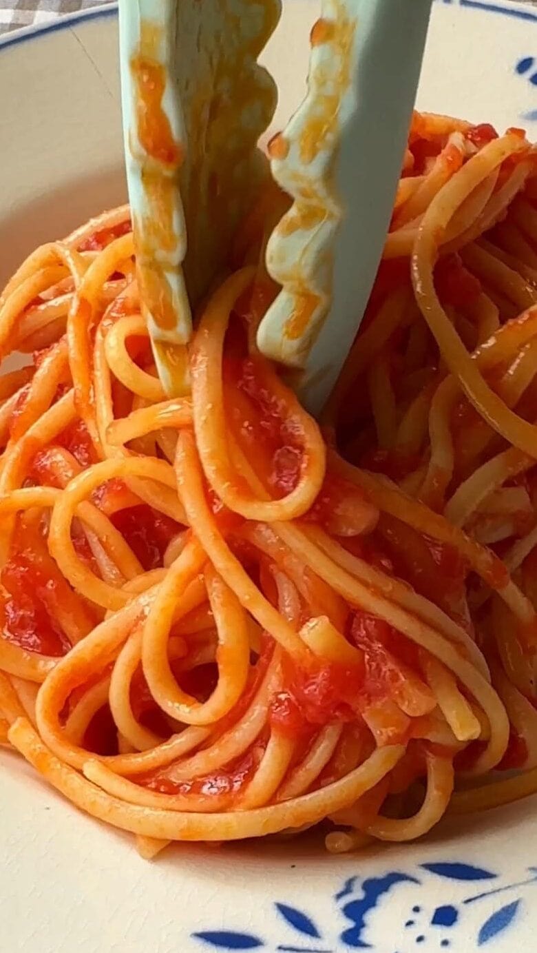 tomato spaghetti in blue and white bowl.