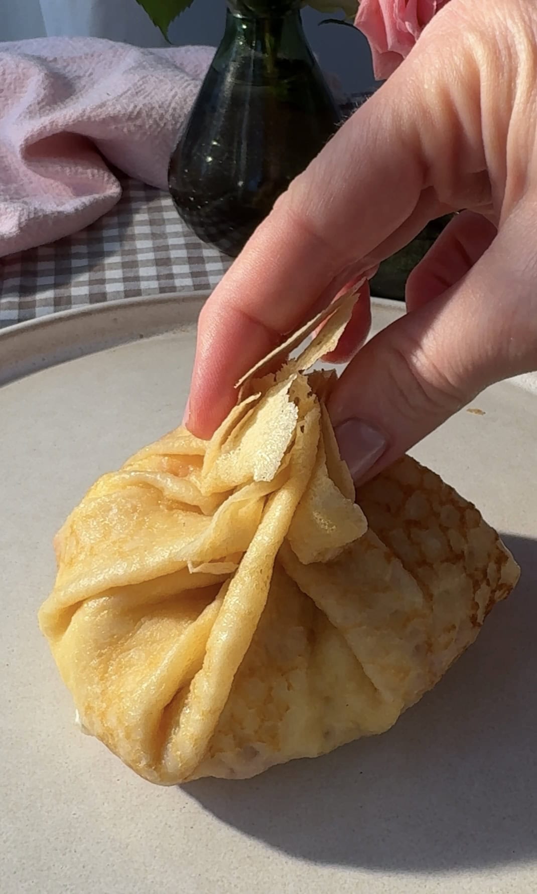 folding aumonieres de crepes.