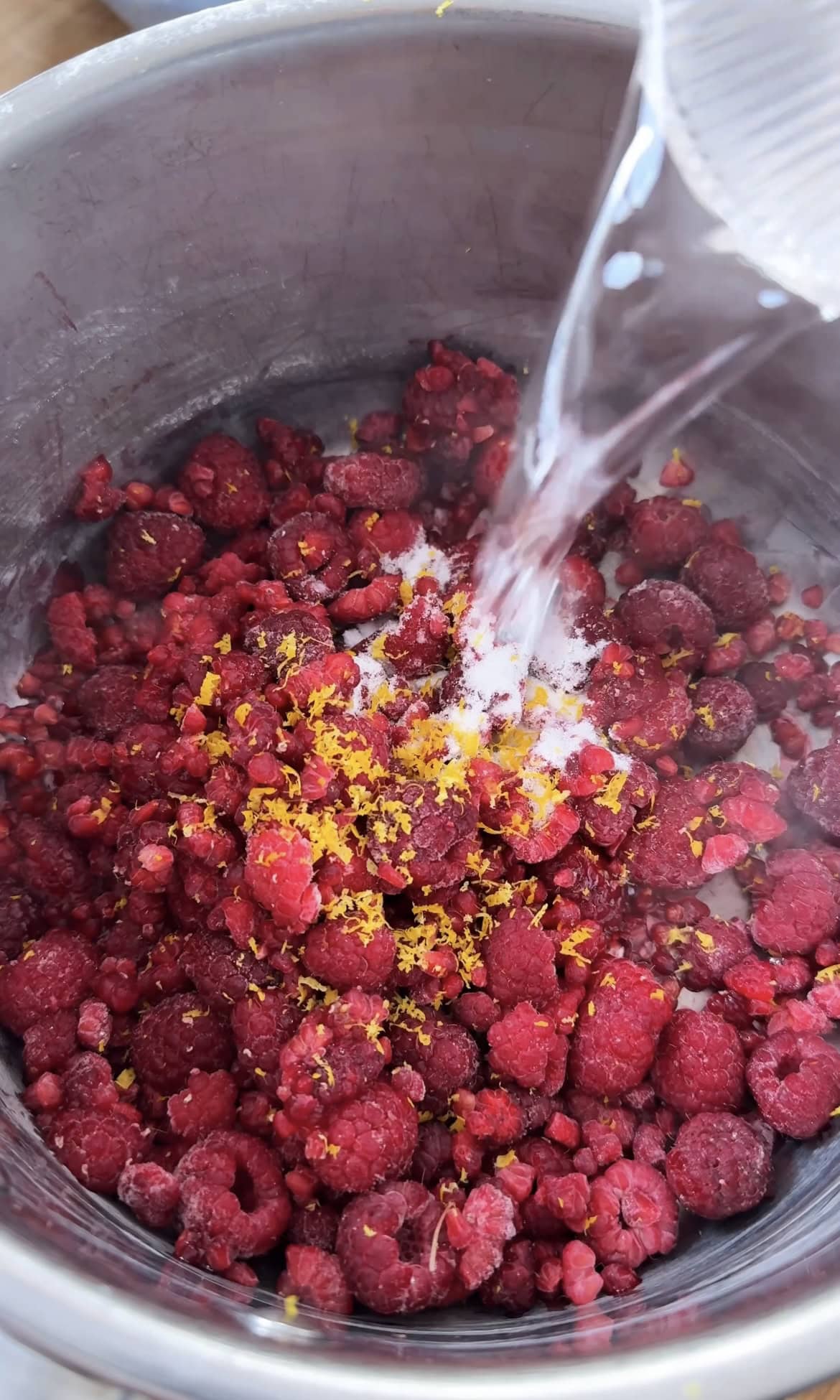 making berry coulis.