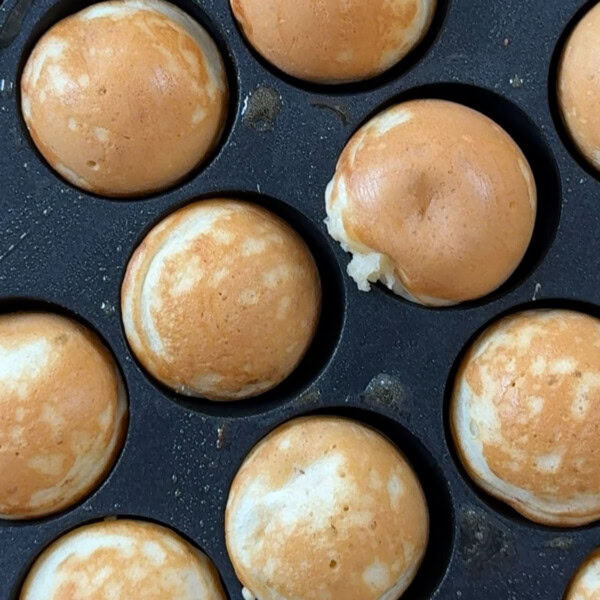 poffertjes pan close up thumbnail.