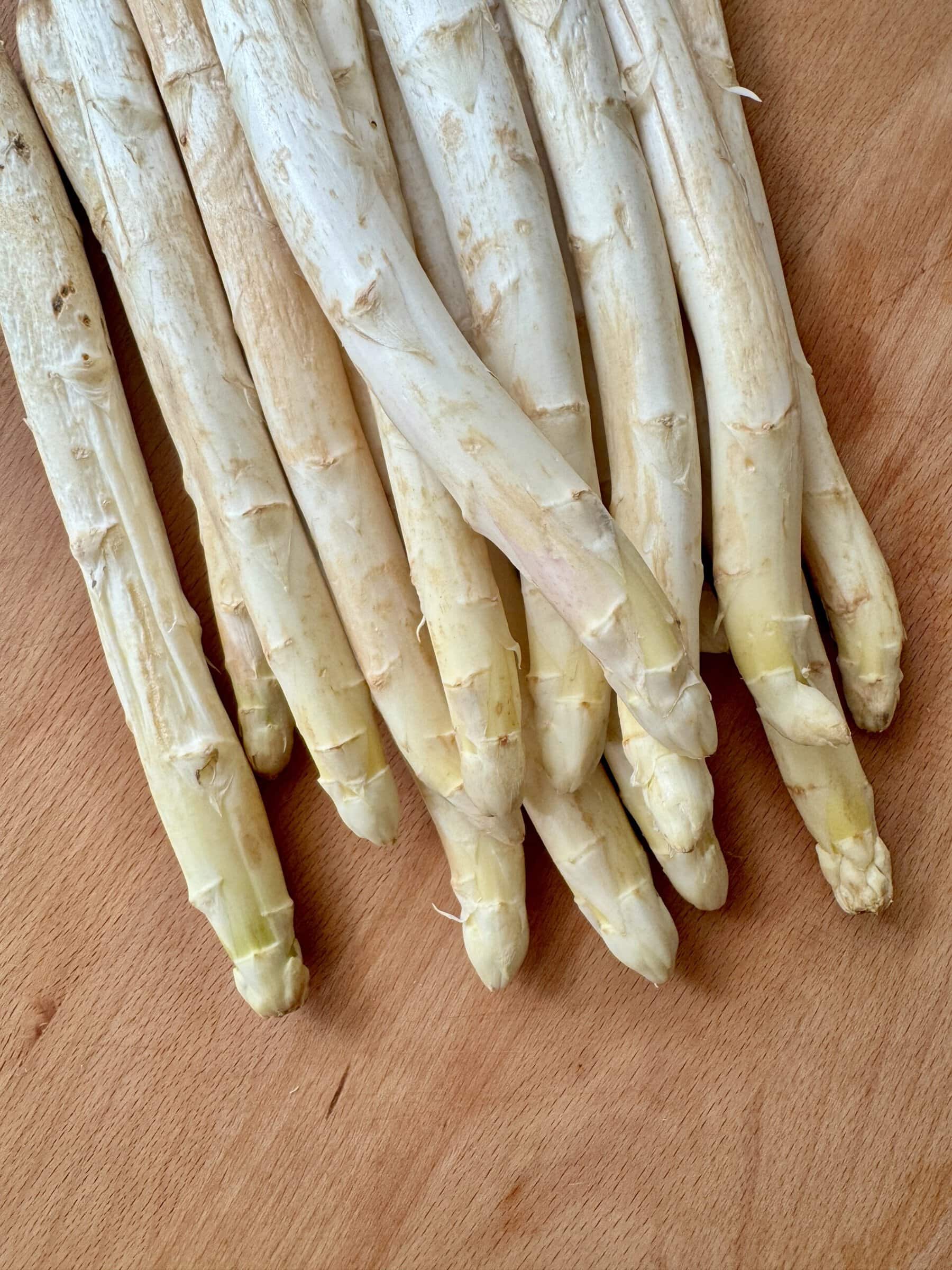 raw spargel on wooden chopping board.