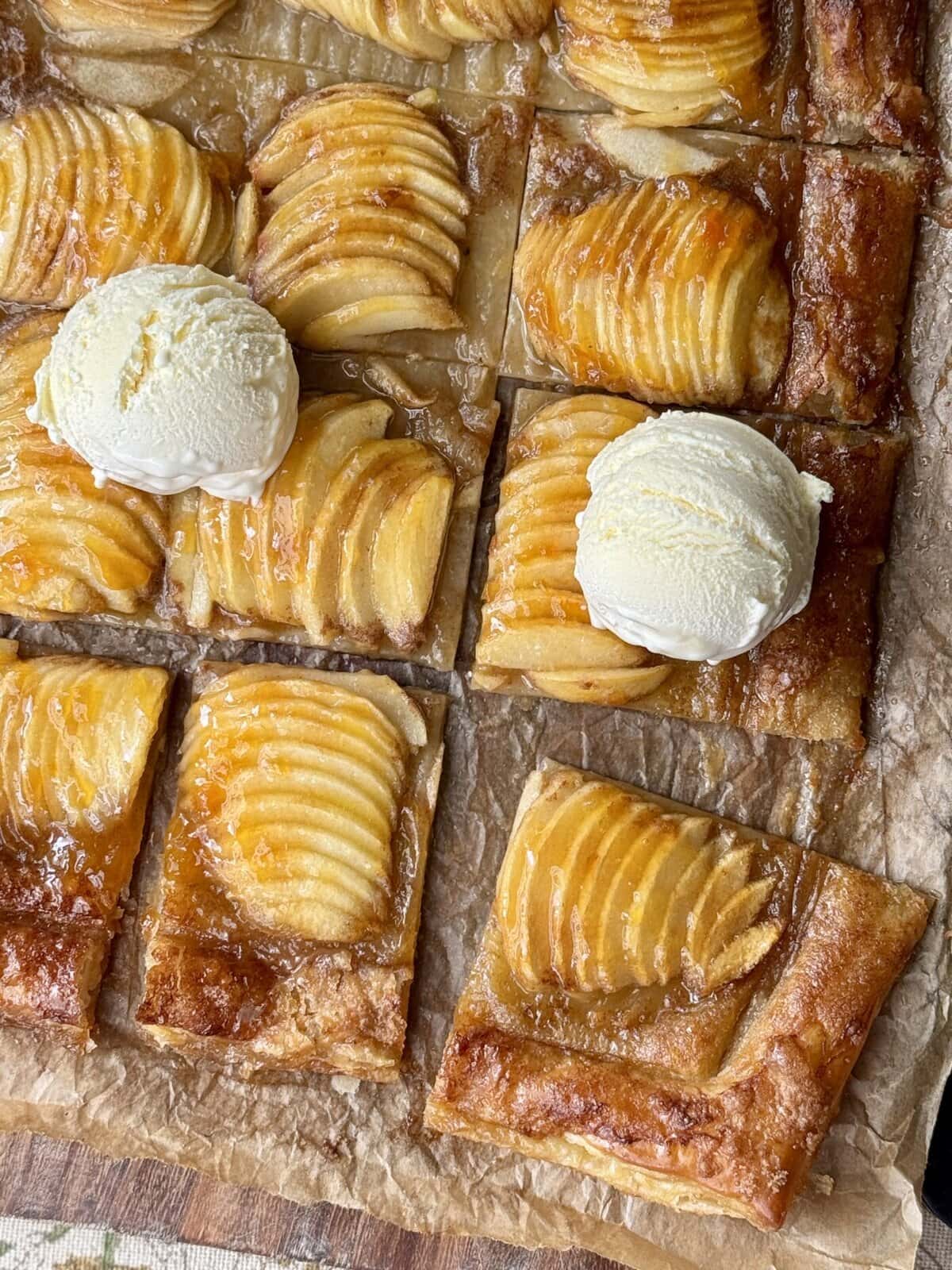 Apple tart with pastry puff with ice cream.