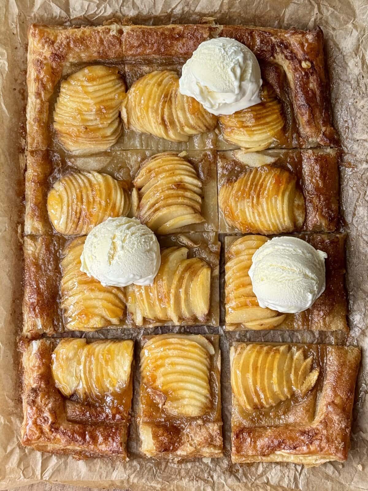 Apple tart with pastry puff with ice cream.