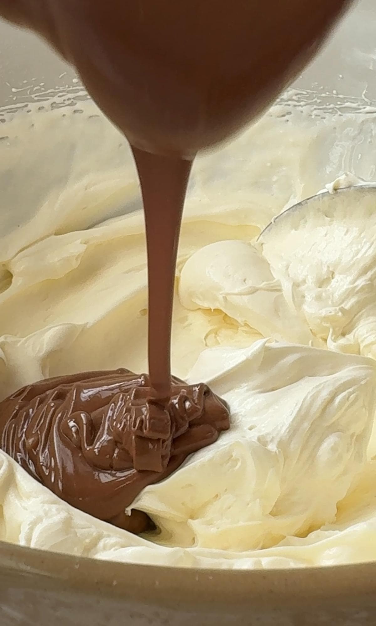 adding melted chocolate to cheesecake,